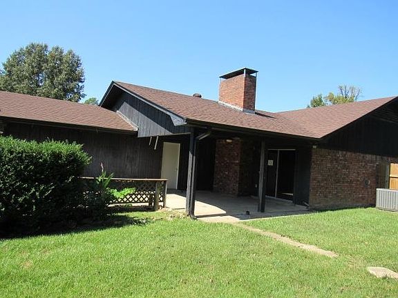 3rd image of 215 Pine Forest St