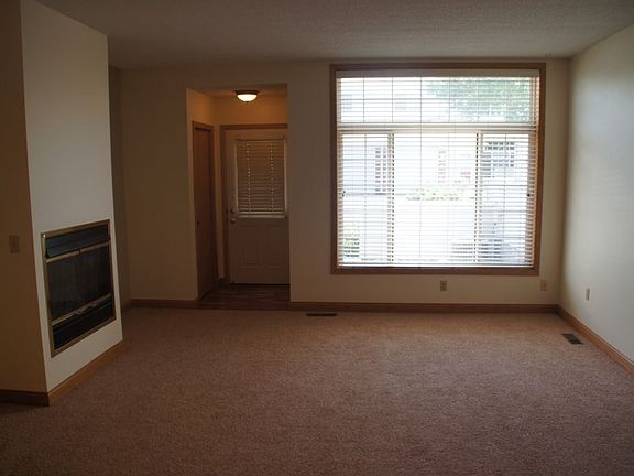 Living Room S (vacant)