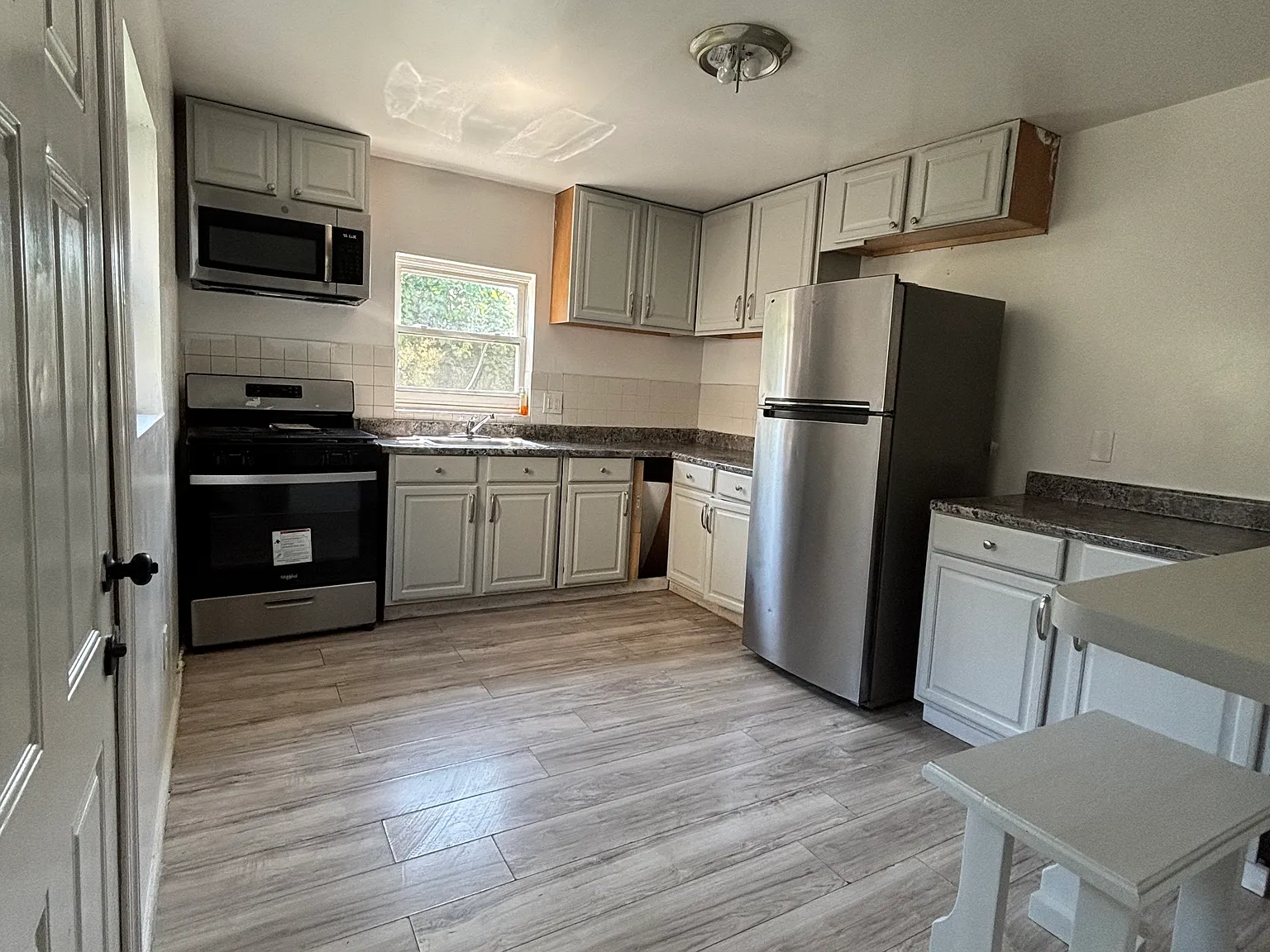 4 bed, 1.5 bath, 1700 sqft, $2,200 — Photo 4