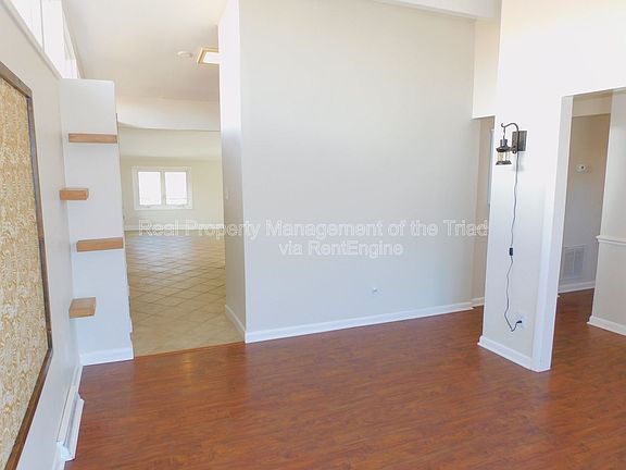 3rd image of 3110 Canterbury St
