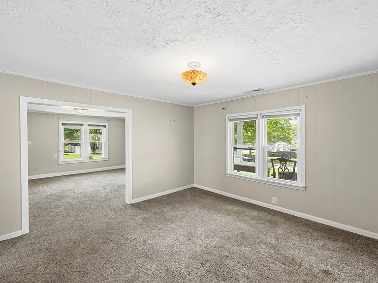 313 Knox St — Photo 16