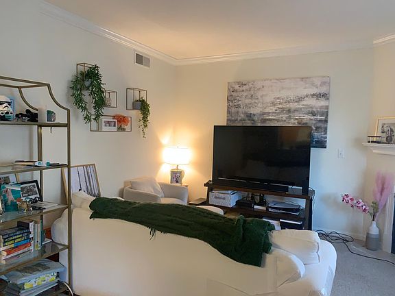 3rd image of 986 Oakwood Ave