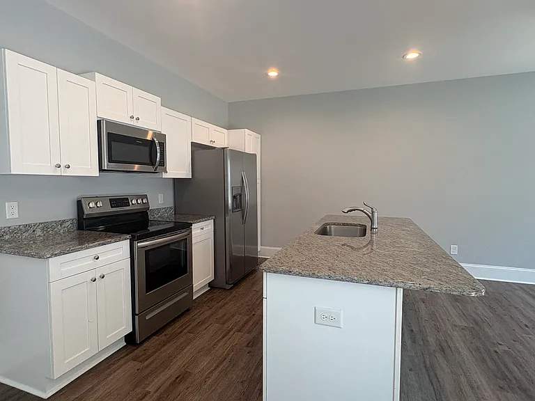 464 Dylan Dr — Photo 3