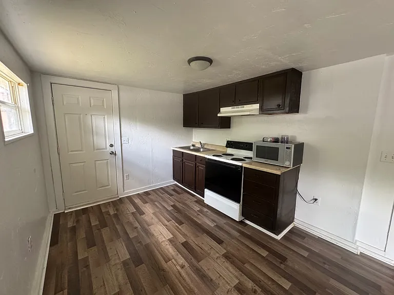 1203 Larry St — Photo 8