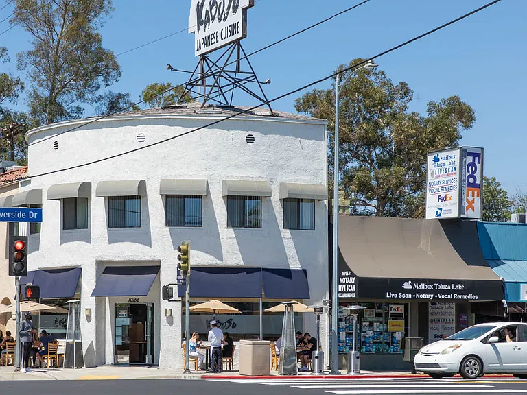 Less than a mile from Riverside Drive, lined with restaurants and retailers.