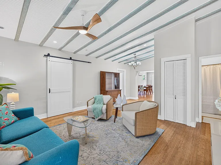 601 NE 14th Pl — Photo 1