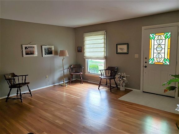 3rd image of 391 Naylor Ct