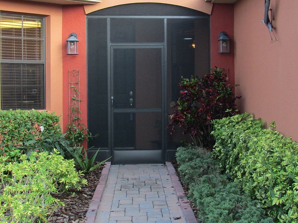 Screened Enclosed Entry