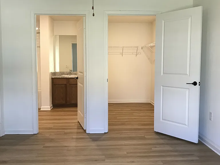 Primary Bedroom w/En Suite and Walk-In Closet
