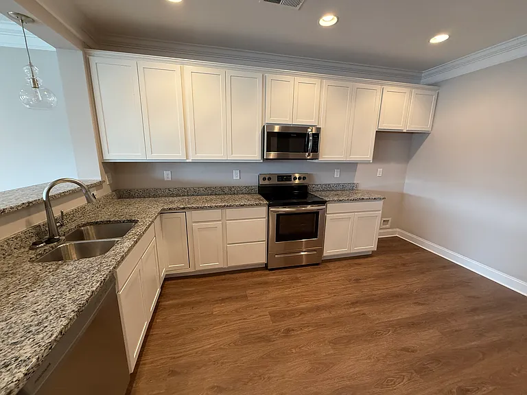 336 Broadberry Ave — Photo 5