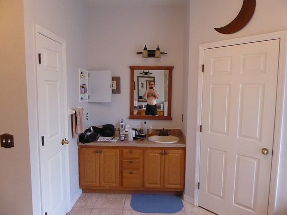 Master bath w/his and hers.
