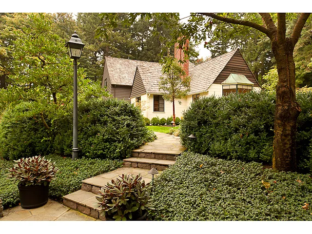 5050 SW Hilltop Ln photo 1