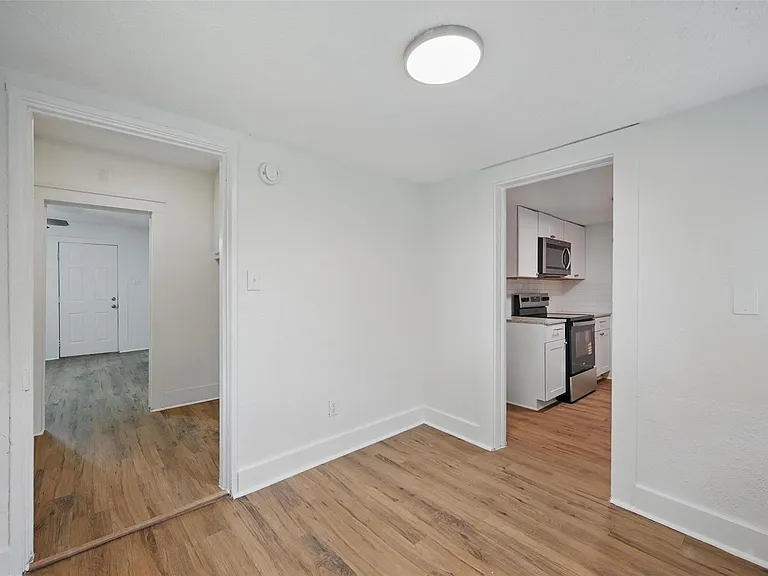 908 E Houston St — Photo 28