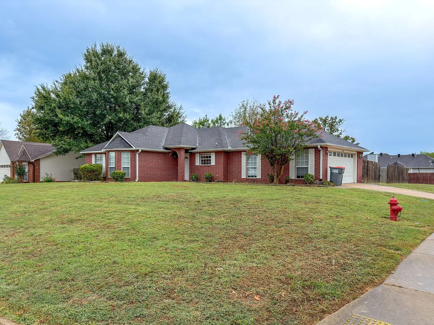 Beautiful 3 Bed/2 Bath/2-Car Garage in Greenwood — Photo 1