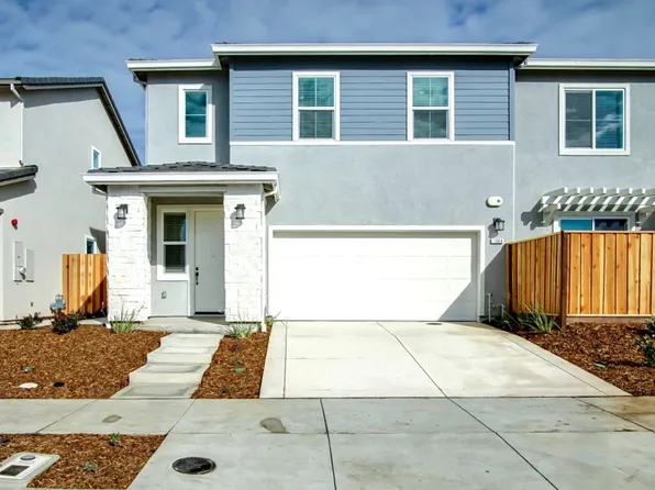 1340 Carriage Rd, Hollister, CA 95023