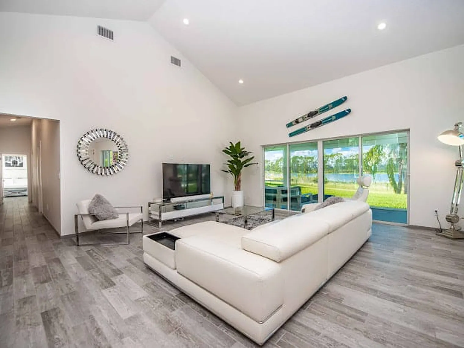 4 bed, 5.0 bath, 1345 sqft, $9,750 — Photo 1