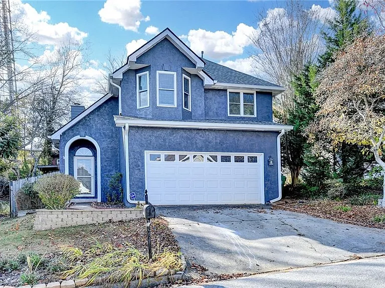 1112 Ashbury Dr — Photo 2