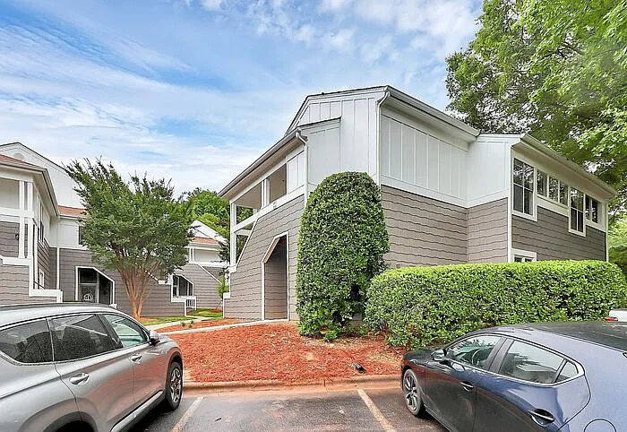 2 bed, 2.0 bath, 962 sqft, $1,725 — Photo 2