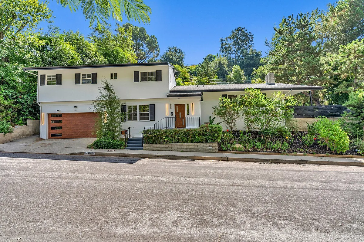 Photo 2 of 33 - 15440 Hamner Dr - Los Angeles, CA Building Photo - 15440 Hamner Dr