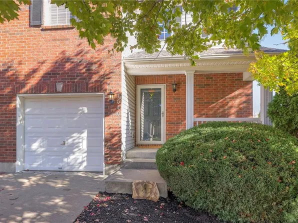 1040 SW Wysteria Dr, Lees Summit, MO 64082