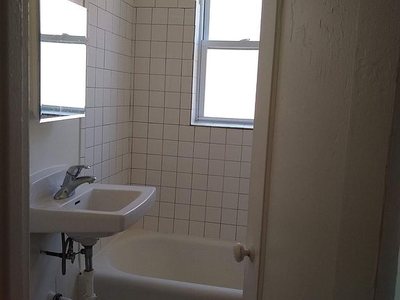 3rd image of 1528 W Pratt Blvd APT 307