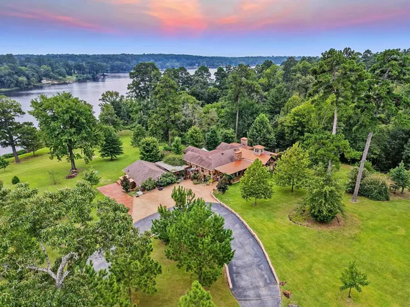 1803 Pine Hills Ln, Gladewater, TX 75647