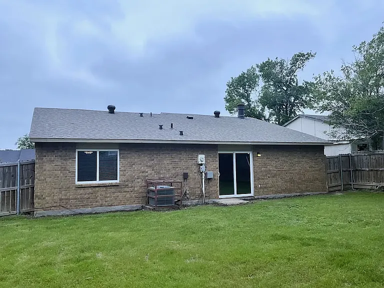10218 Deer Hollow Dr — Photo 2