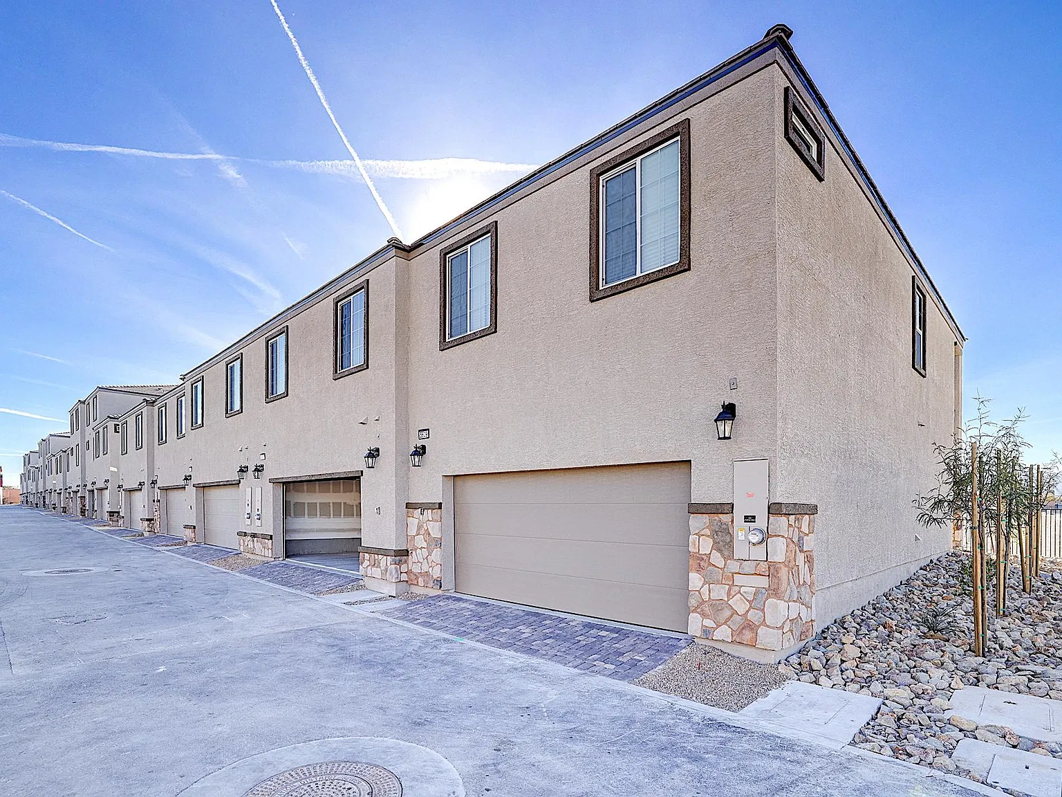 3 bed, 1374 sqft, $2,200 — Photo 3