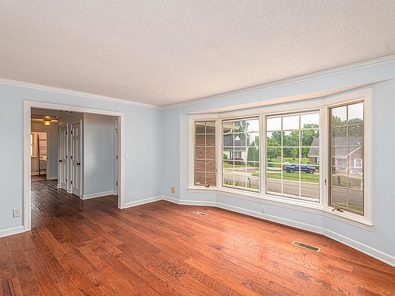 3rd image of 204 Brookwood Dr