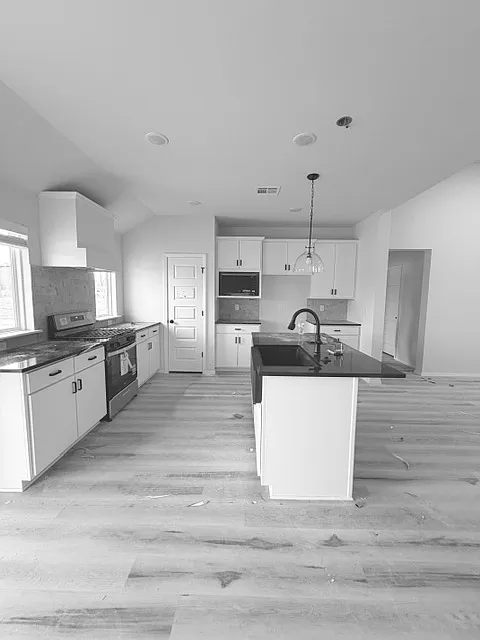 4 bed, 2000 sqft, $2,750 — Photo 4