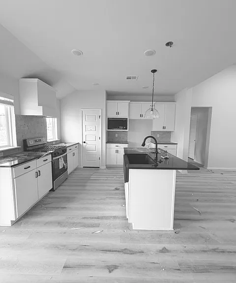 3017 S Redwood Ave — Photo 4