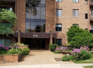 7510 Farmingdale Dr APT 104, Darien, IL 60561