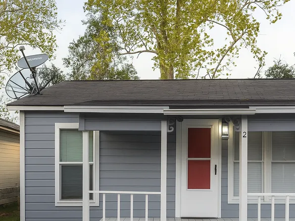 214 W Marion St #1, Clute, TX 77531