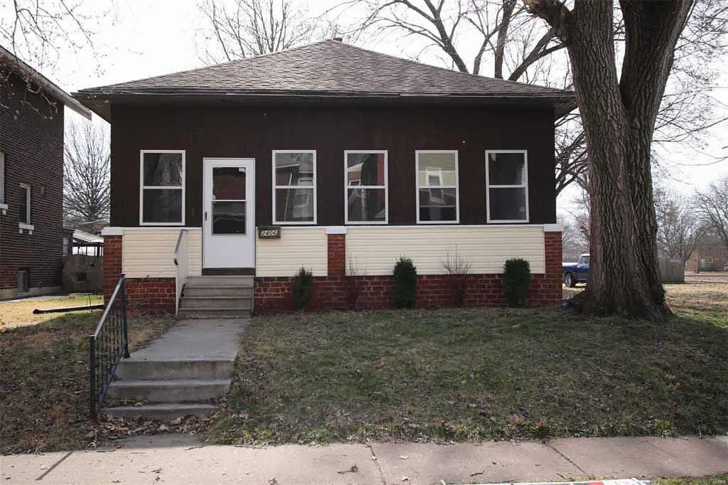 2406 Delmar Ave photo 1