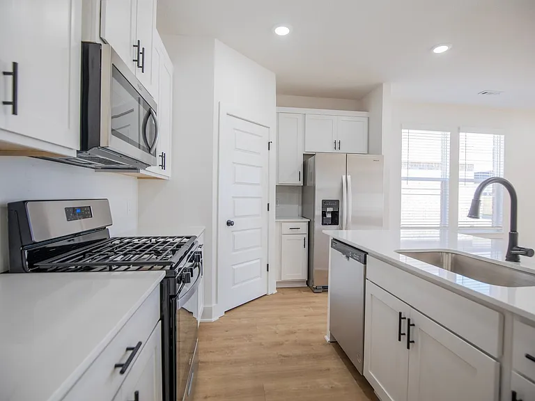 136 S Broyles Ave — Photo 10