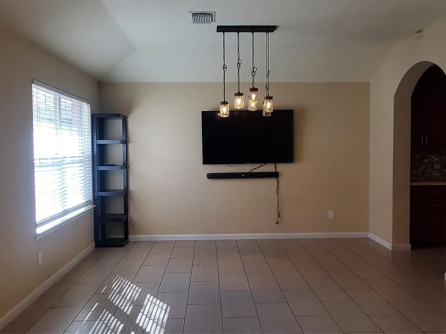 3 bed, 2.0 bath, 1705 sqft, $2,400 — Photo 4