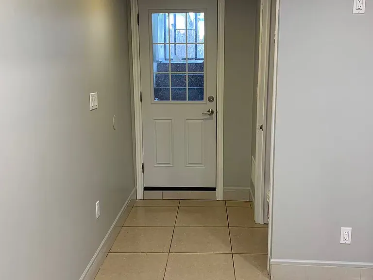 353 Lansdowne Ave #BASEMENT — Photo 10