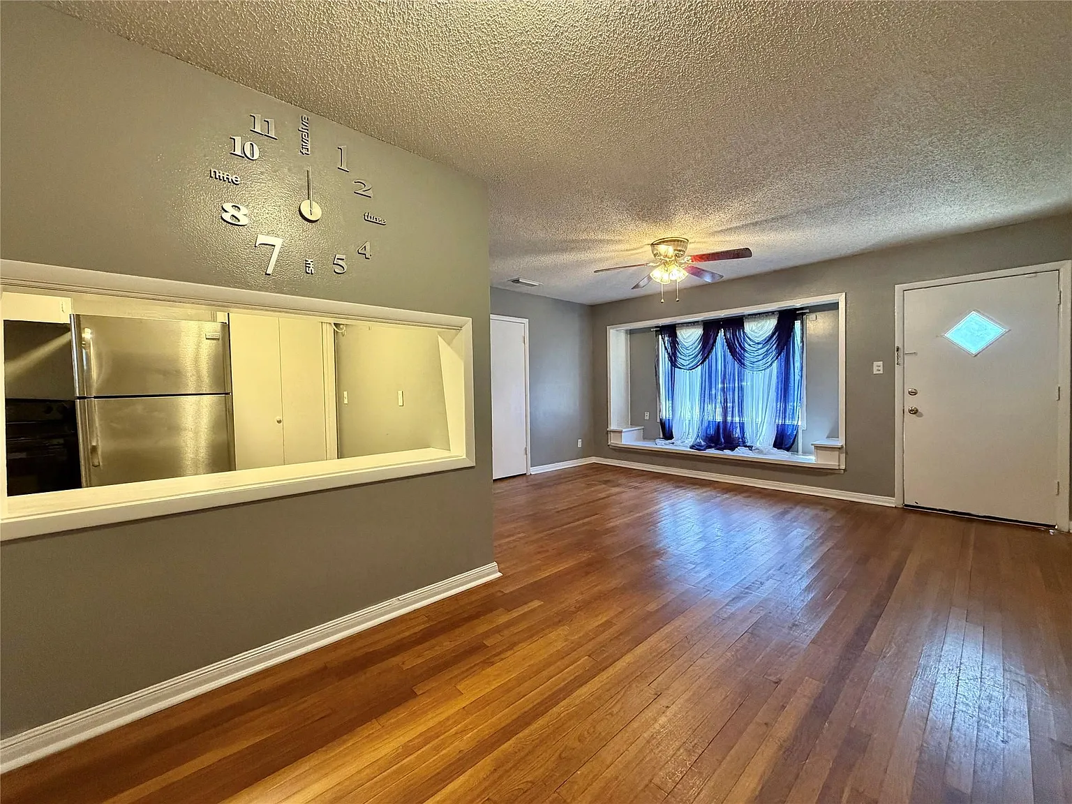 3 bed, 1.5 bath, 1300 sqft, $1,300 — Photo 2