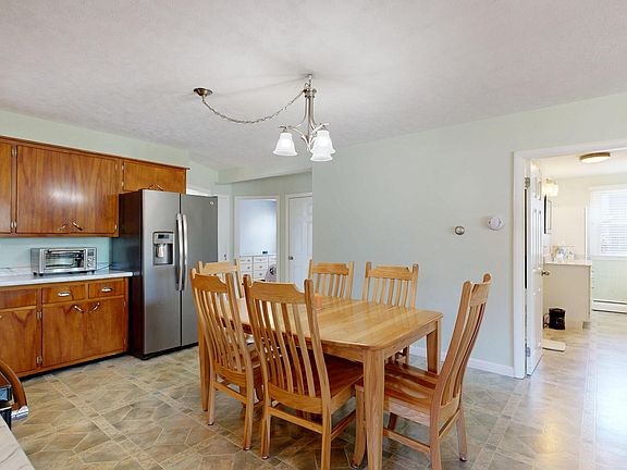 4th image of 34 Louise Avenue