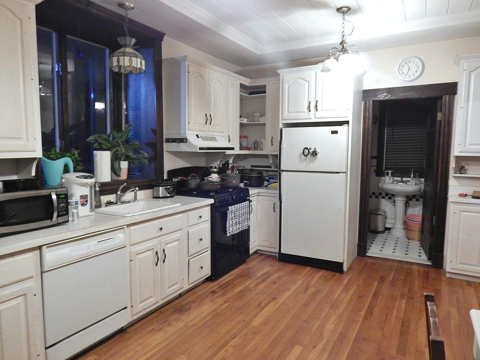 1st image of 228 Safford St #1A
