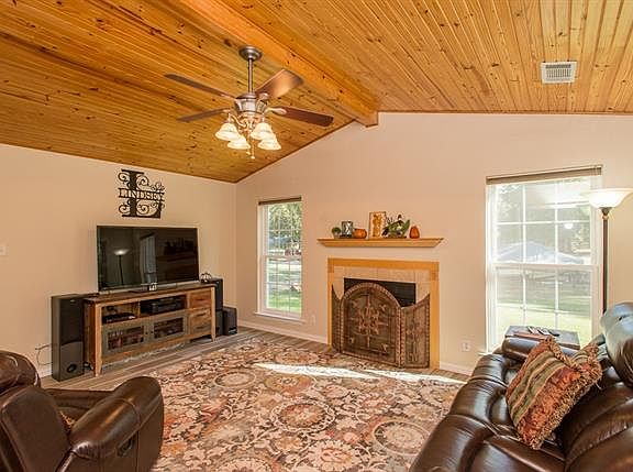 4th image of 12 Greenbriar Cir