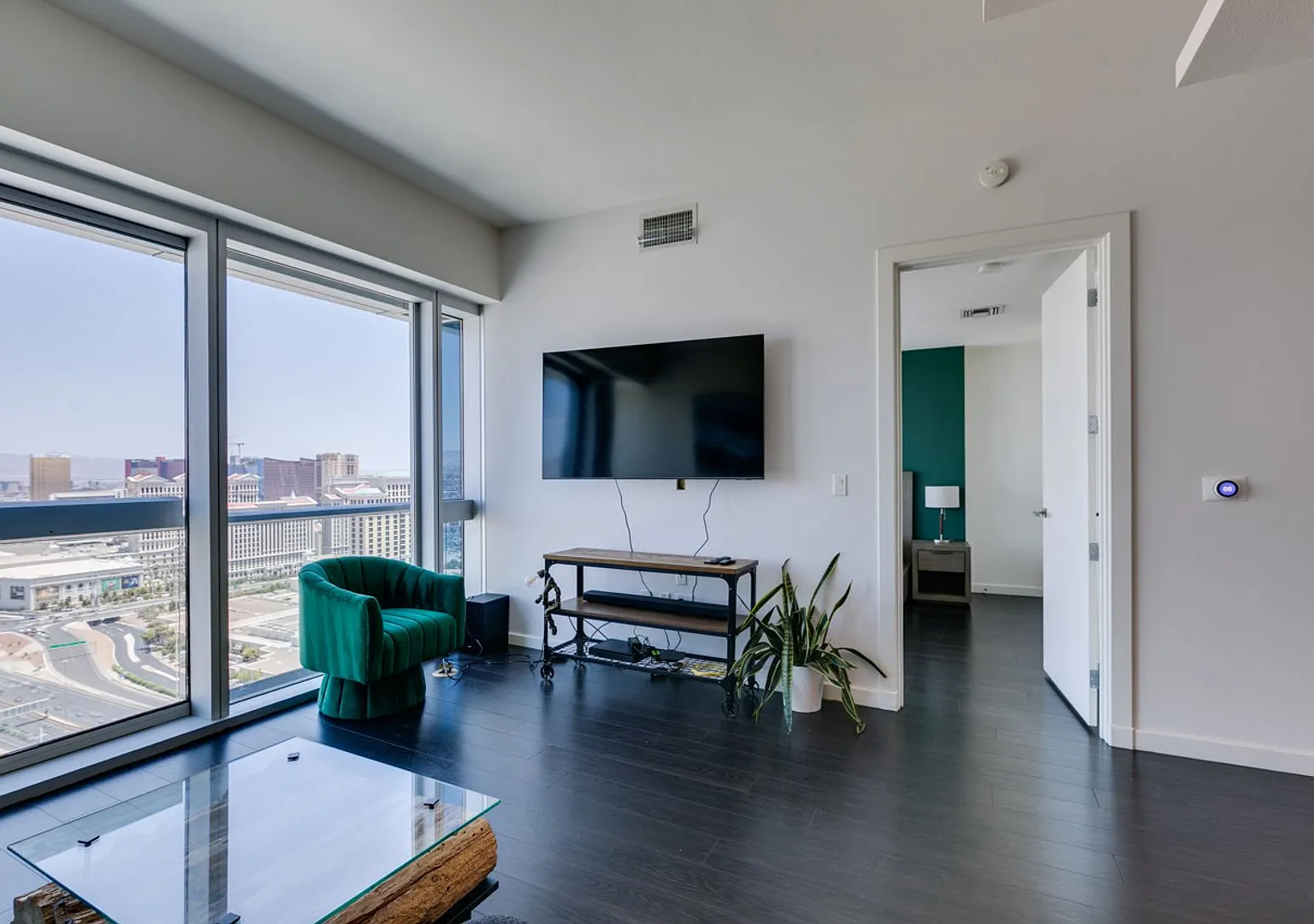 Luxury Furnished 2 Bed, 2 Bath Residence at The Martin with Strip & Mountain Views — Photo 4