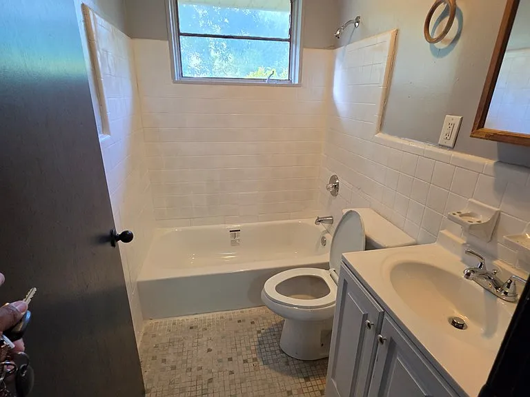 1900 Van Buren Ave — Photo 3
