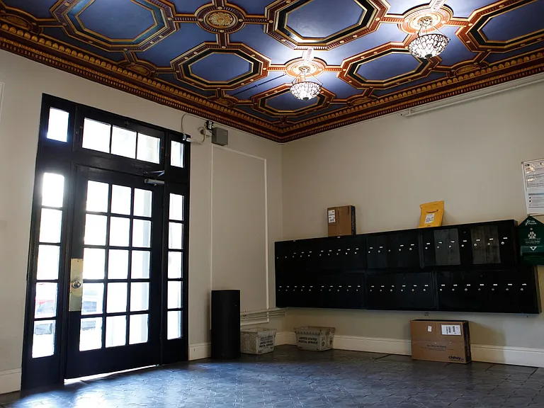 La Chandelle Apts...Charming building...Renovated Apartments Available...Hardwood Floors! — Photo 4