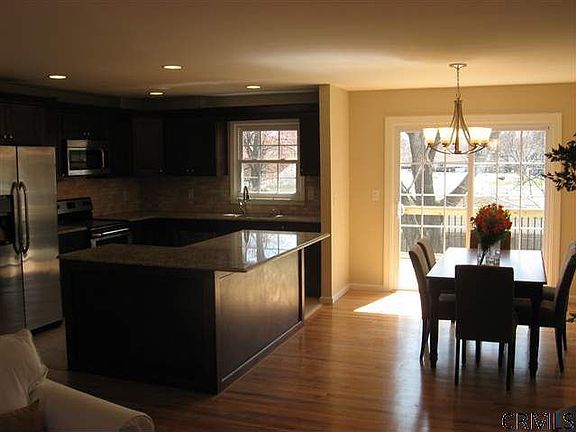 4th image of 8 Lois Ct