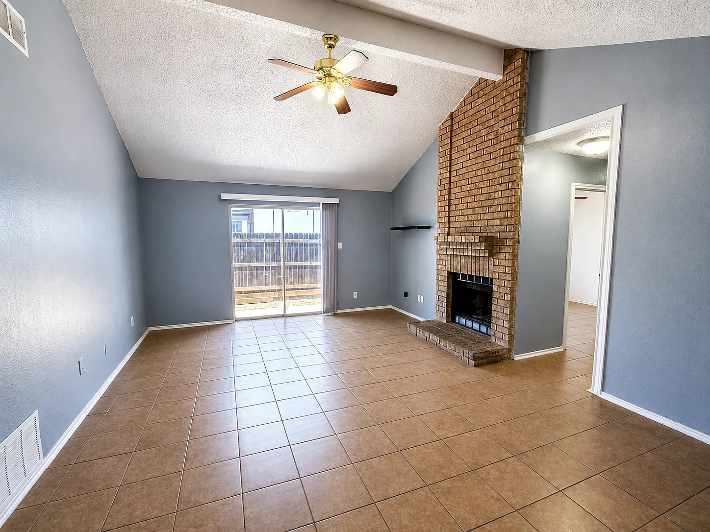 3 bed, 2.0 bath, 1142 sqft, $1,595 — Photo 3