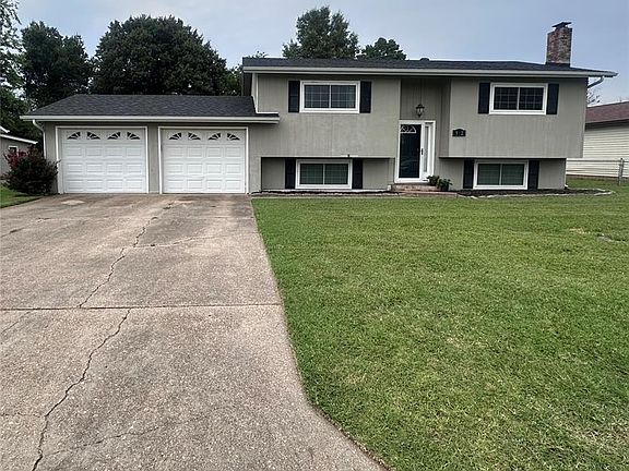 3rd image of 912 Cambridge Dr
