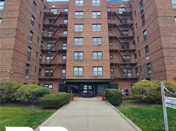 1075 Ocean Parkway image 1 of 9