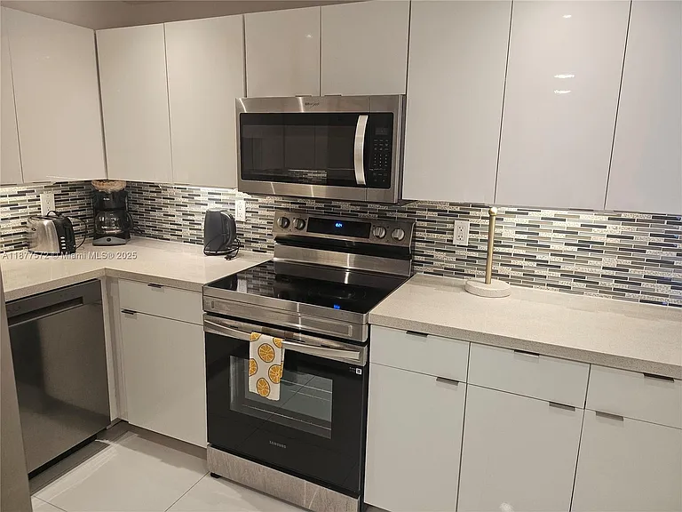 5161 Collins Ave #707 — Photo 9