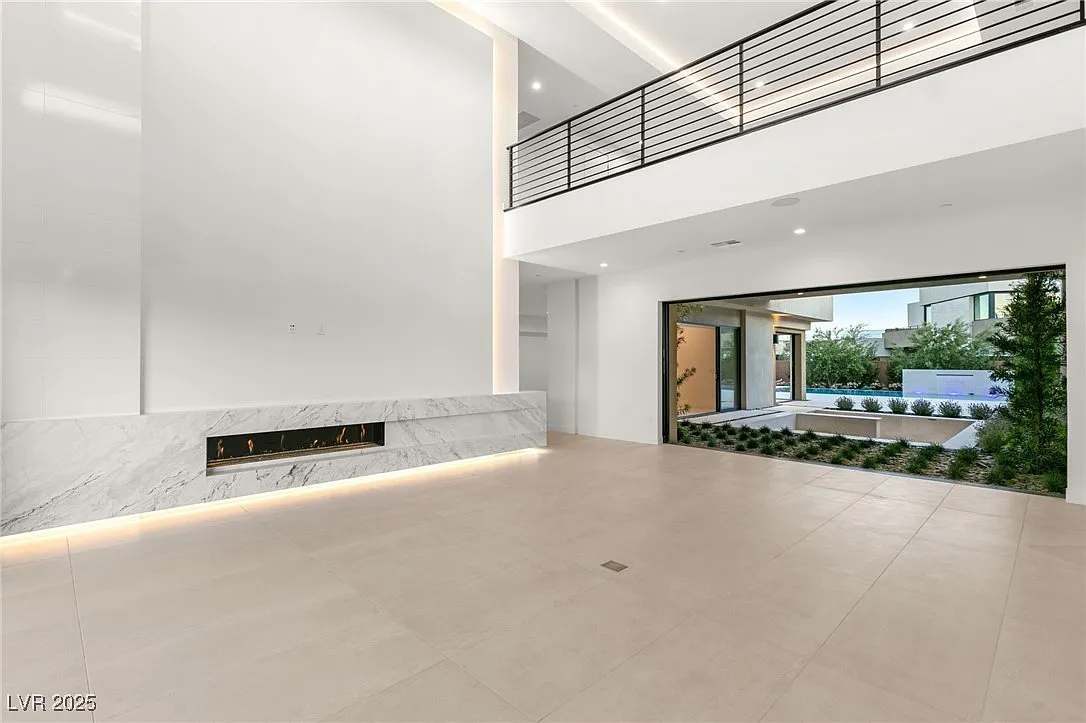 6 bed, 7.5 bath, 6169 sqft, $30,000 — Photo 4